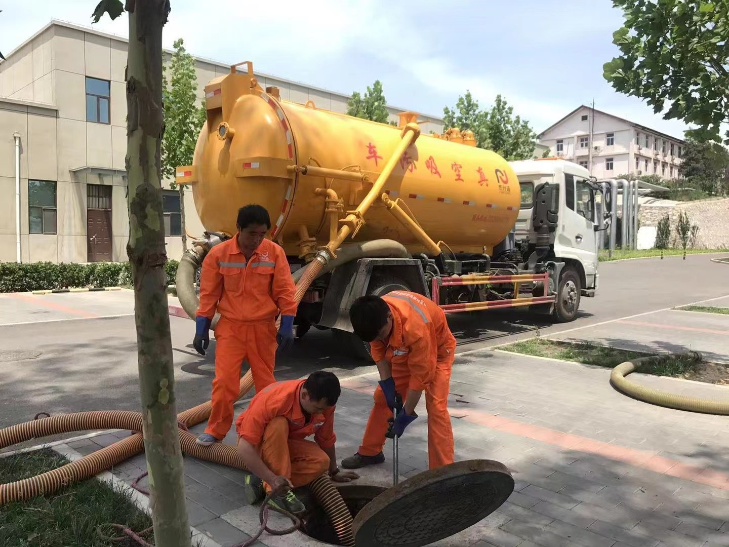 东西湖化粪池清理与5-8吨吸粪车施工效率分析